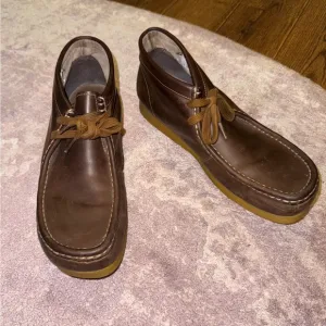 Clarks Men’s 9.5 Brown Leather Chuck Taylor Wallabees Shoes
