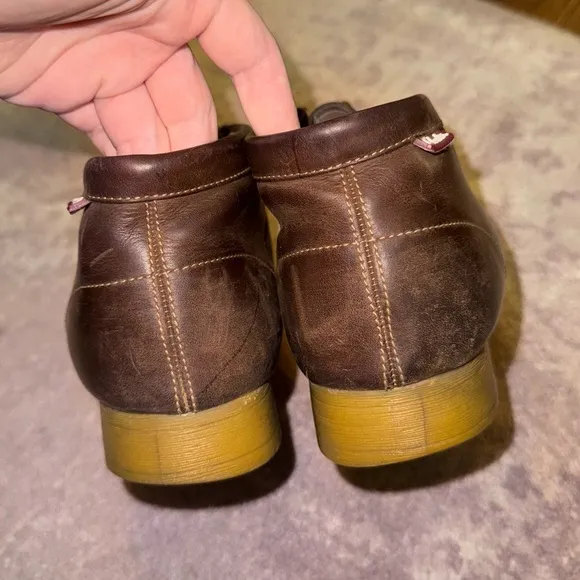 Clarks Men’s 9.5 Brown Leather Chuck Taylor Wallabees Shoes