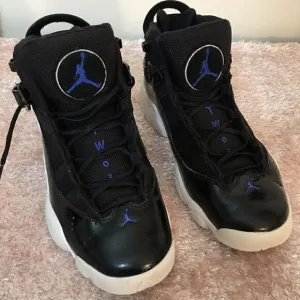 Jordan’s Big kids 4.5 Black Teddy Bear Fur Logo