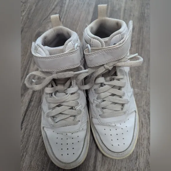 Nike court borough mid youth 4