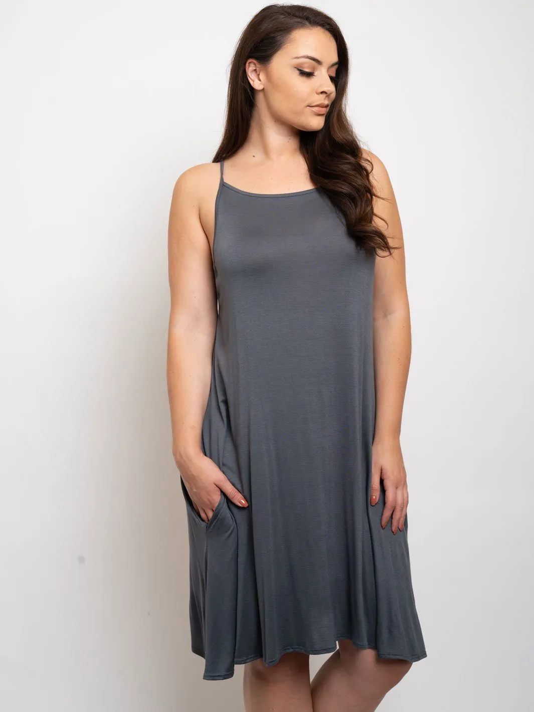 PLUS SIZE SLEEVELESS MIDI DRESS